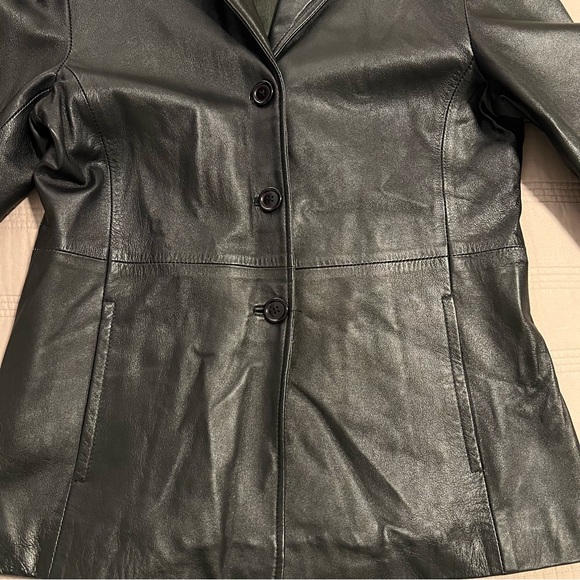Saguaro Women's Classic Black Leather Jacket - Picture 5 of 9